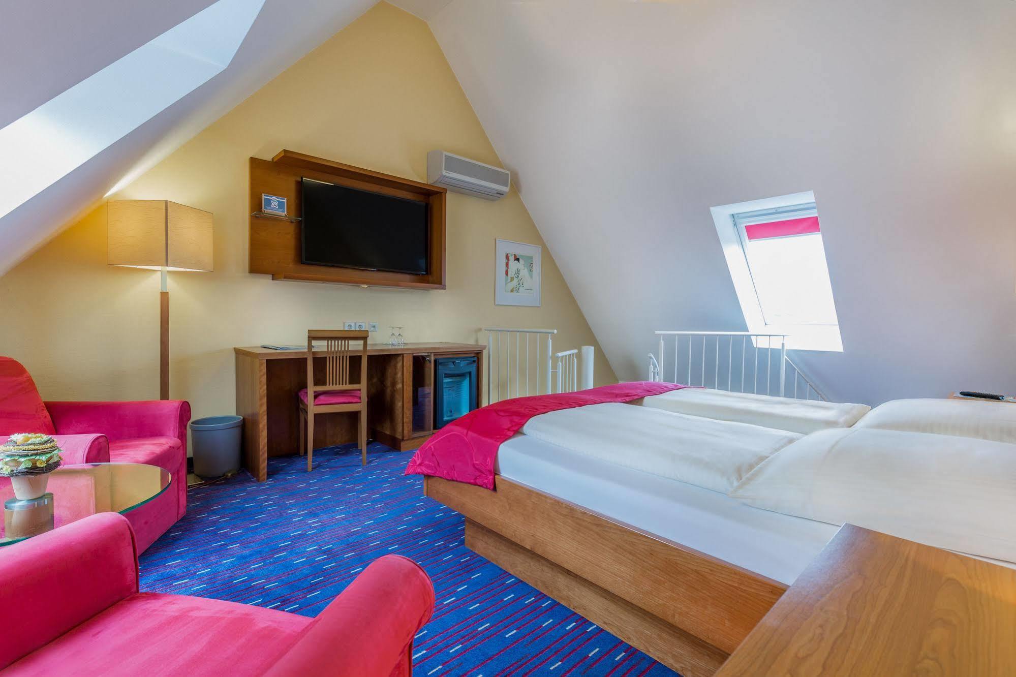 Hotel Am Schillerpark Esslingen am Neckar Exterior photo