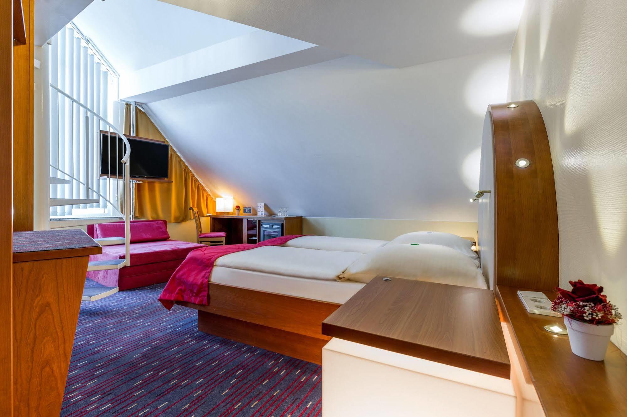 Hotel Am Schillerpark Esslingen am Neckar Exterior photo